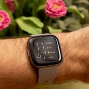 Fitbit Versa 2 om pols beginscherm