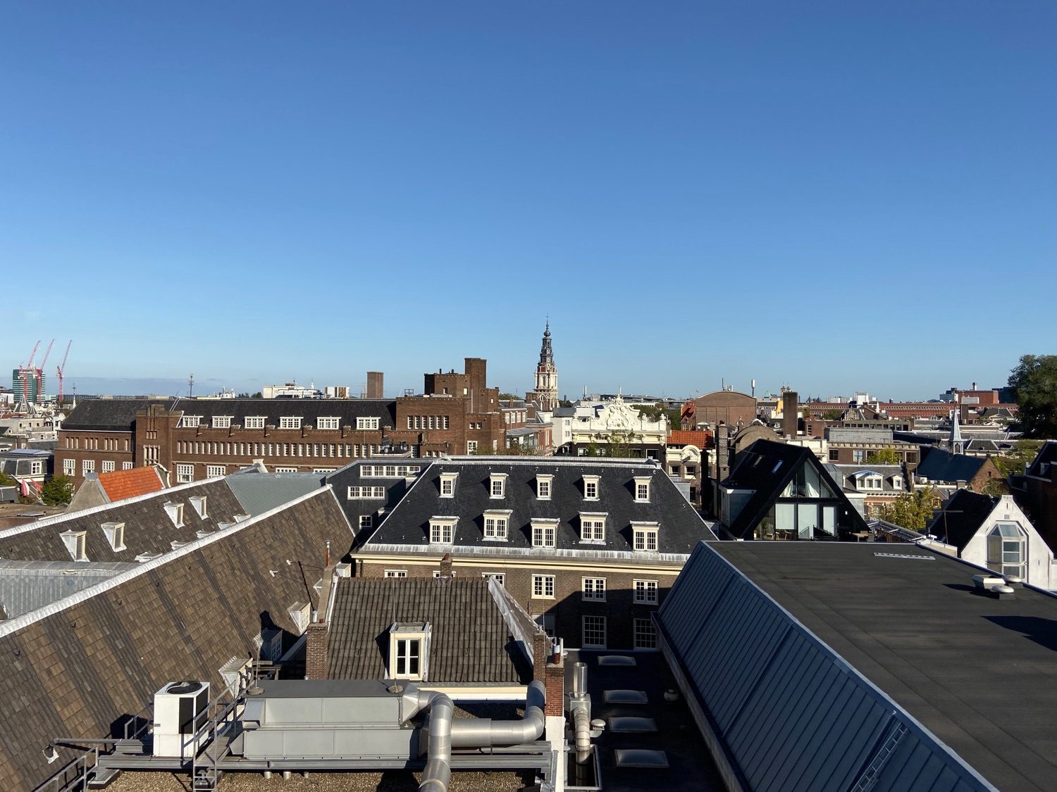 Stad fotograferen vanaf een dak met groothoeklens van iPhone 11.