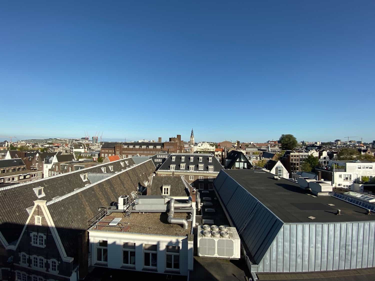 Stad fotograferen vanaf een dak met ultragroothoeklens van iPhone 11.