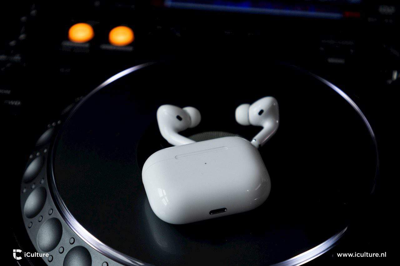 AirPods Pro naast opbergcase