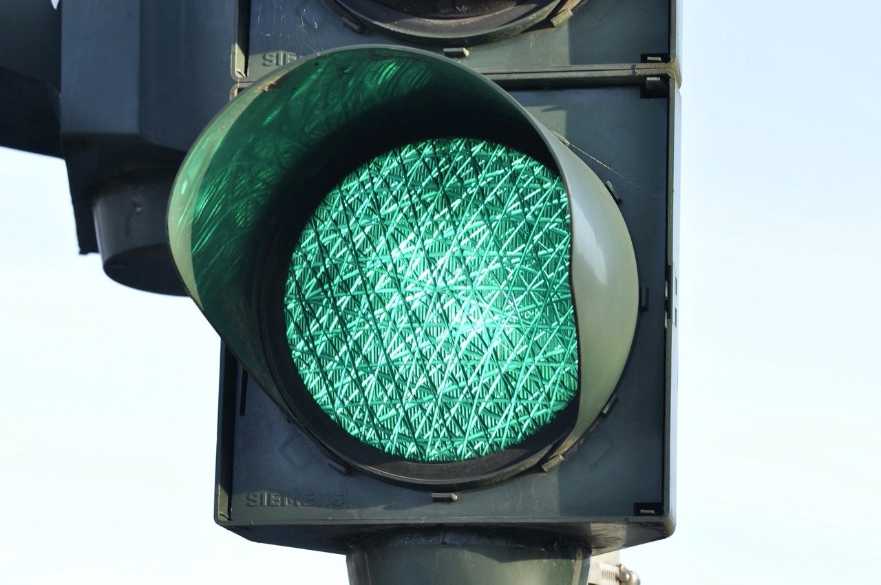 Stoplicht of verkeerslicht op groen.