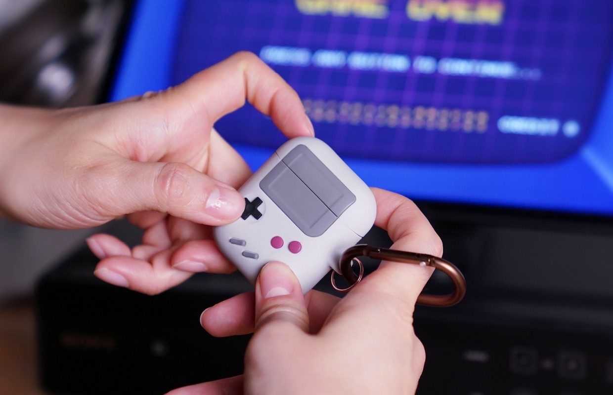 Elago AW5 AirPods hoes als een Game Boy.
