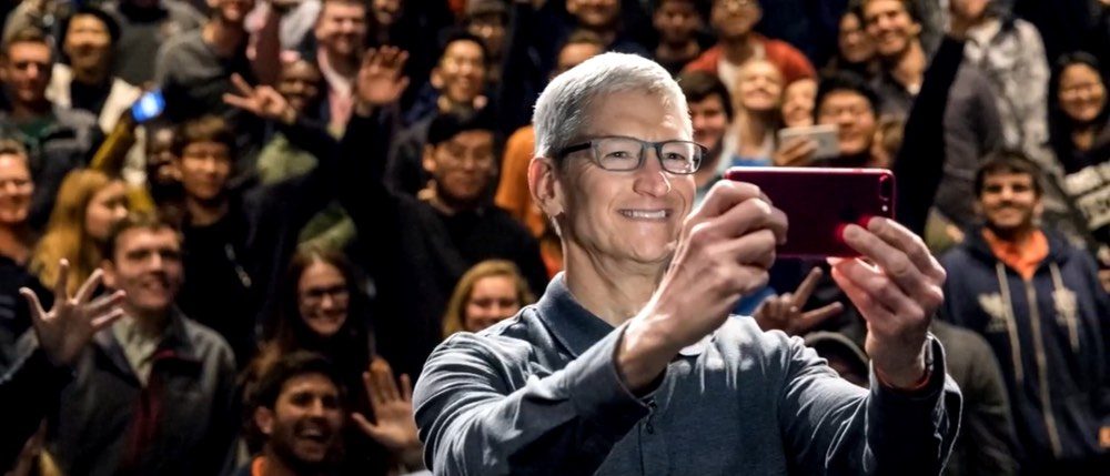 Tim Cook maakt selfie tijdens keynote