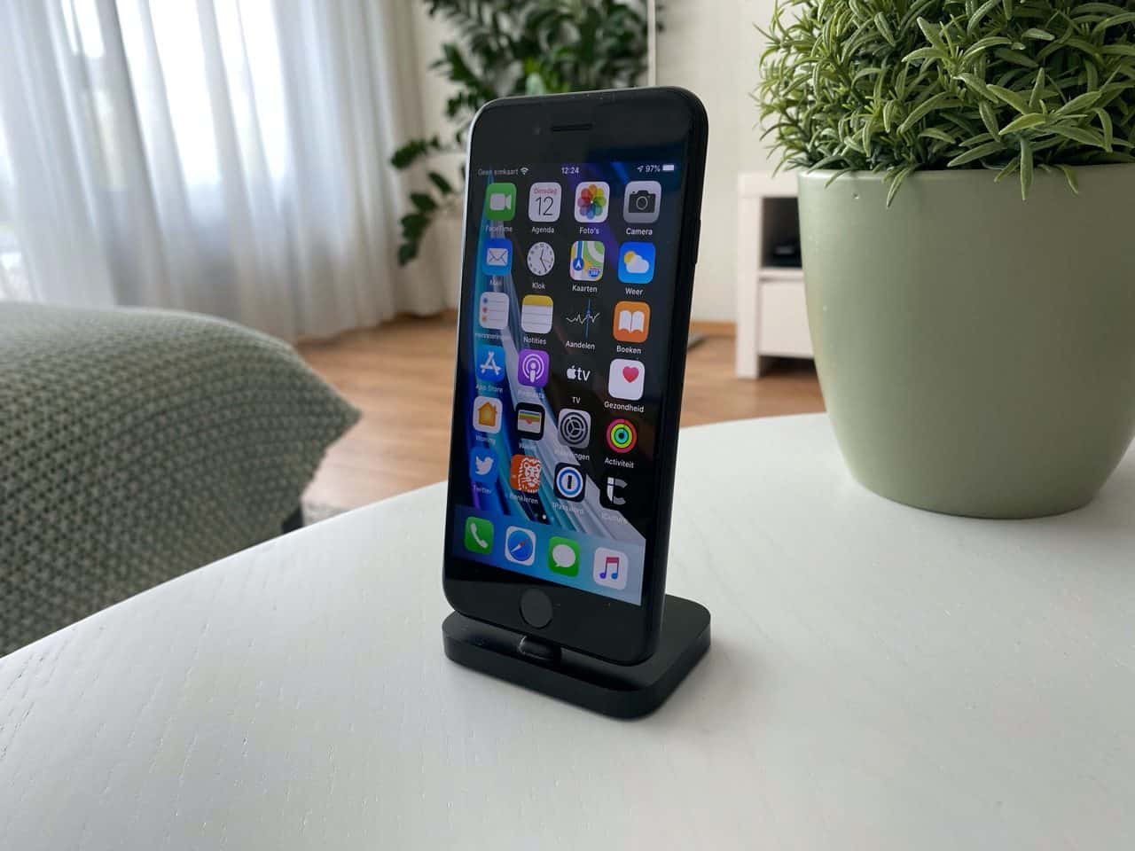 iPhone SE 2020 review: in dock met scherm.