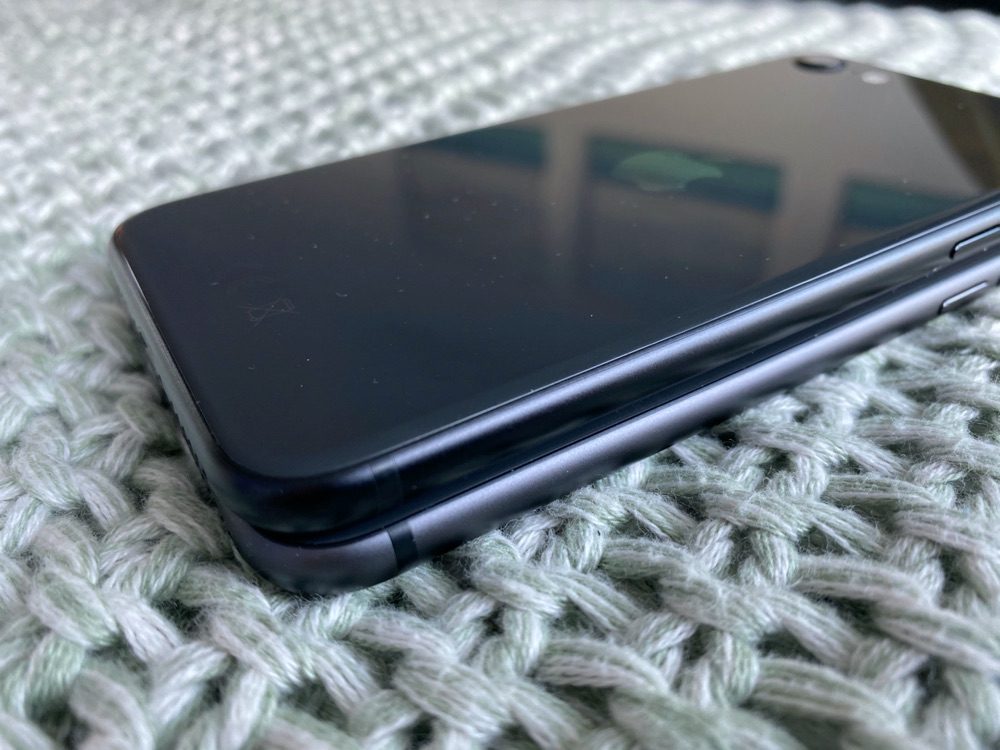 iPhone SE 2020 vs iPhone 8 opgestapeld.