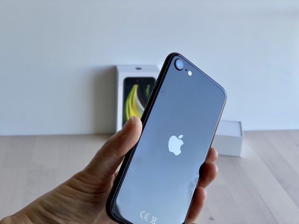 iPhone SE 2020 review: achterkant in de hand.