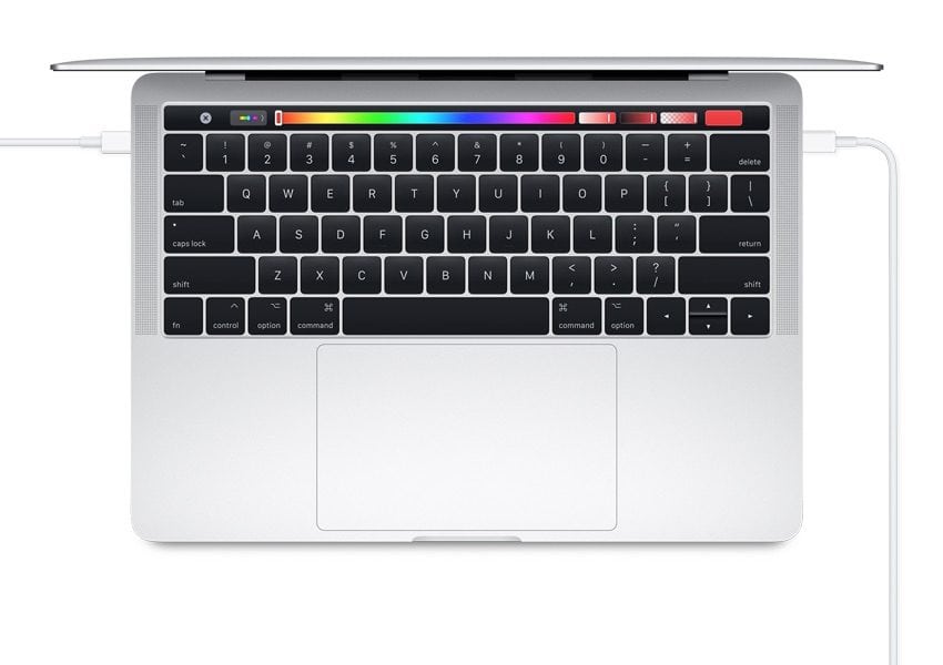 MacBook Pro opladen met kabels.
