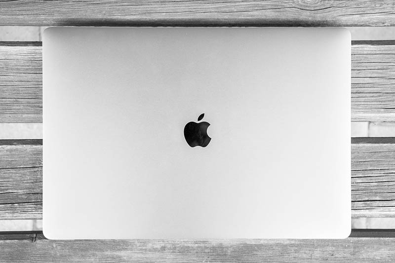 MacBook op tafel