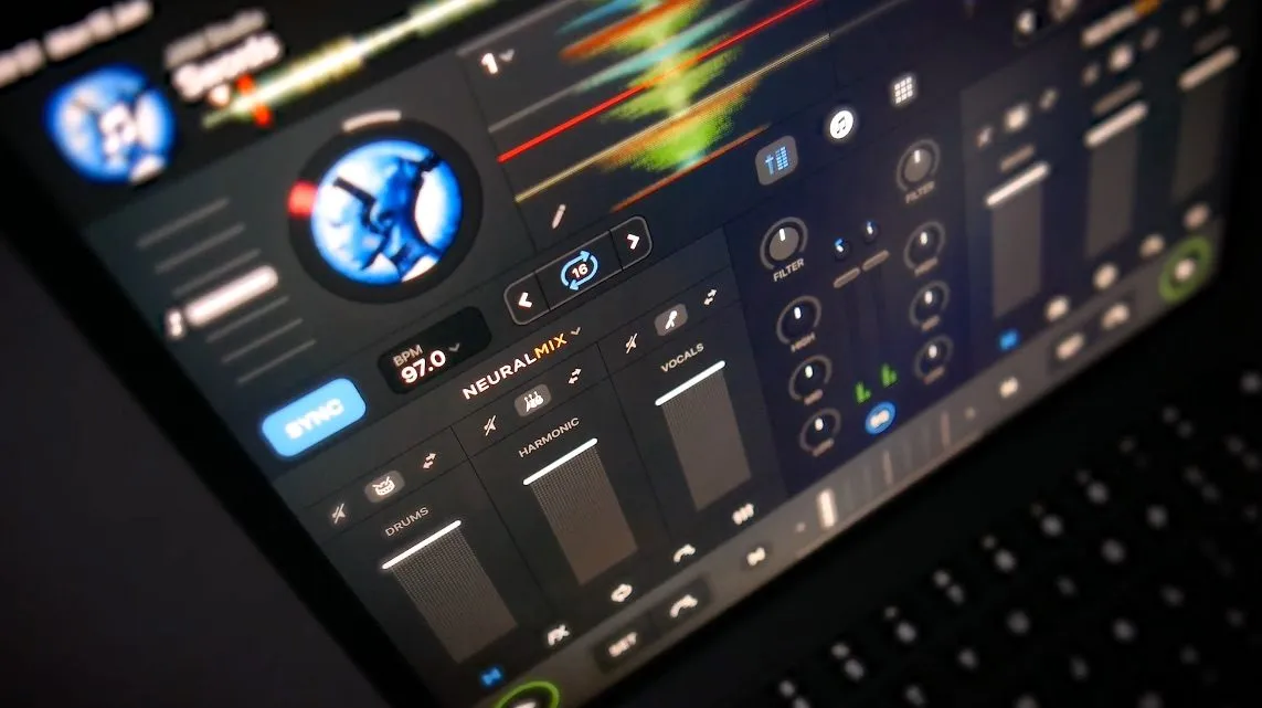 Populaire djay-app kan nu in real-time instrumenten en vocalen scheiden