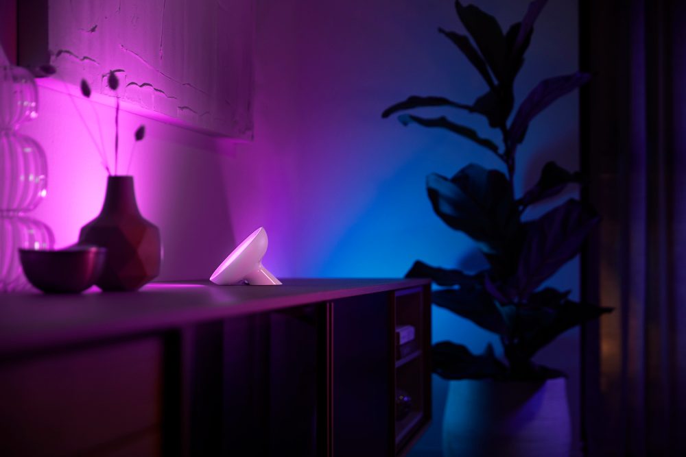 Philips Hue Bloom 2020 met meerdere kleuren op de muur.