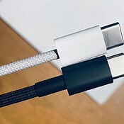Geweven Lightning-naar-usb-c-kabel in wit en zwart.