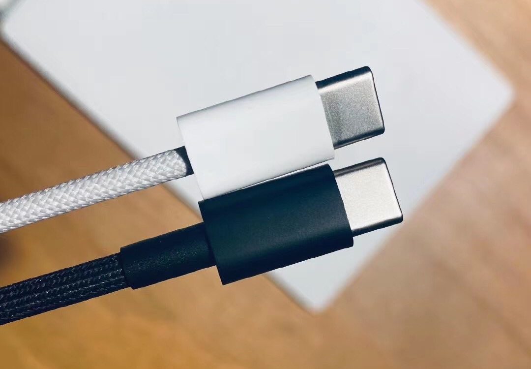 Geweven Lightning-naar-usb-c-kabel in wit en zwart.