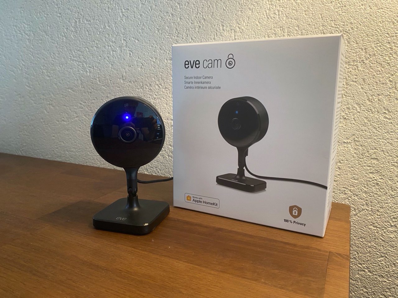 Eve Cam review met doos.