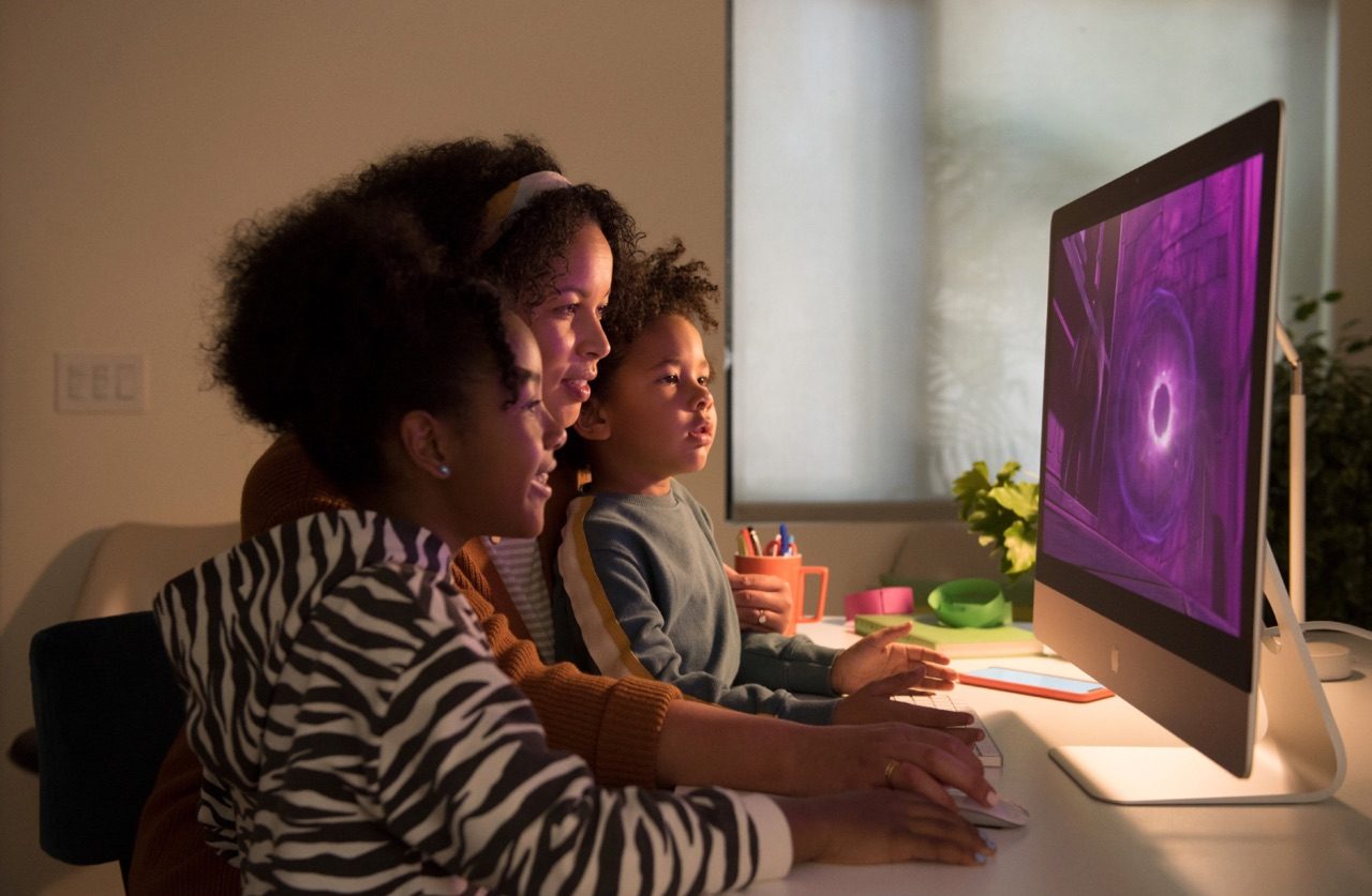 iMac 2020 met vrouw en kind