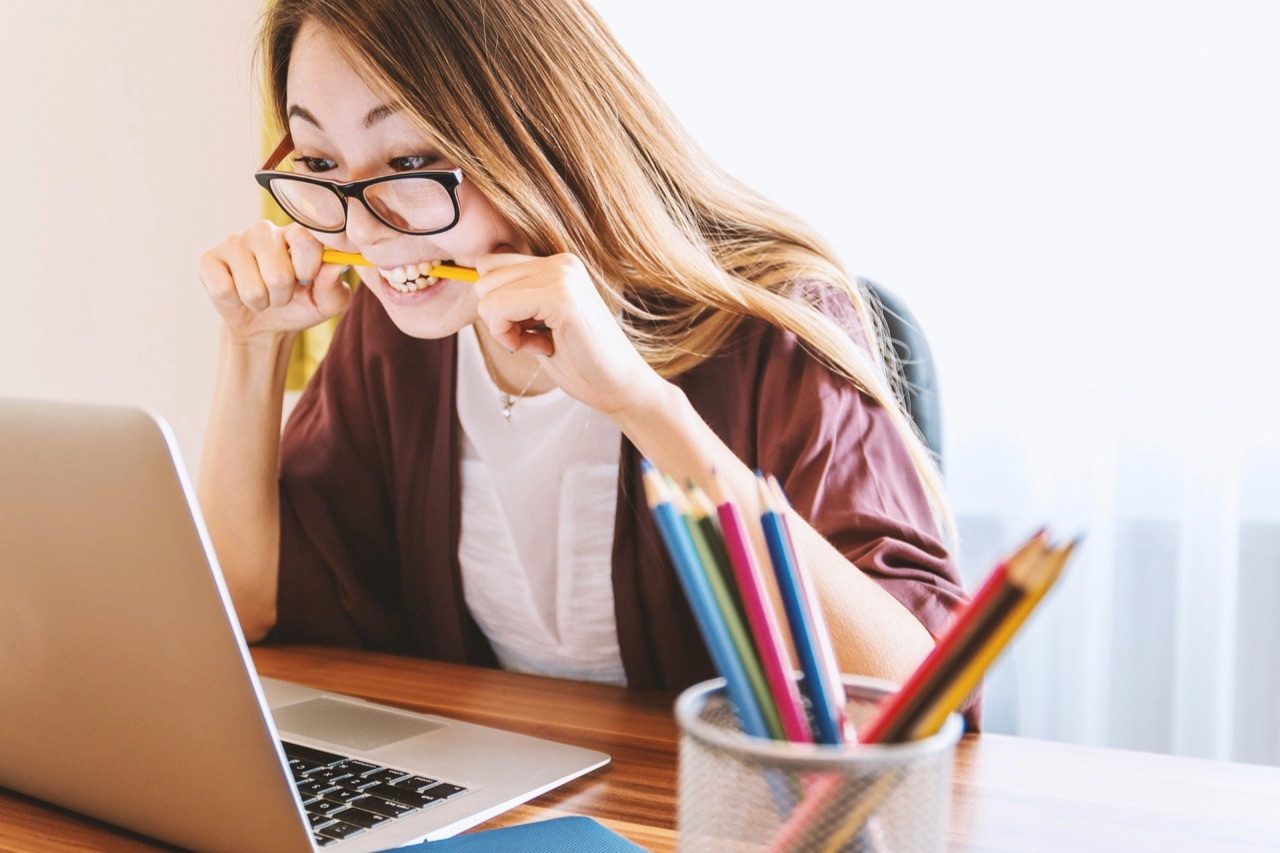 Vrouw aan het studeren met studie apps.