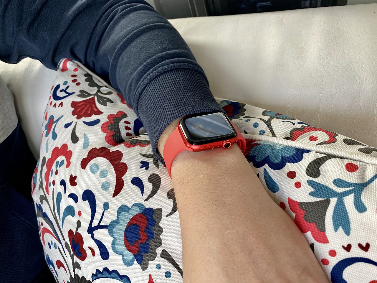 Apple Watch Series 6 in rood tijdens het dragen