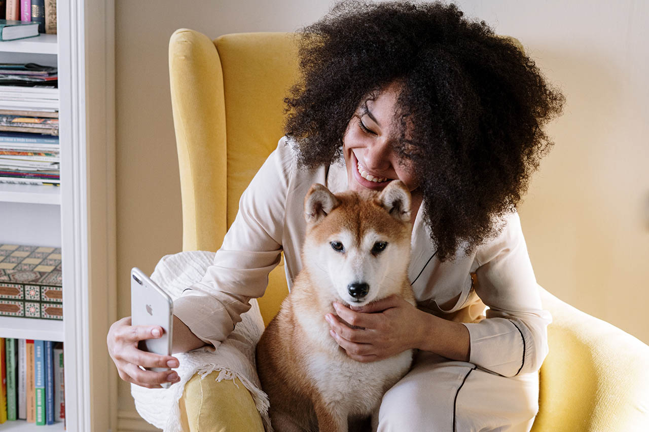Vrouw met iPhone en hond