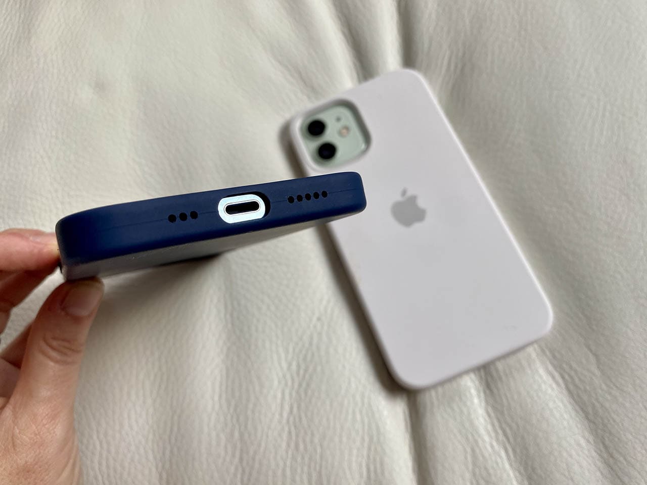 Apple siliconenhoes voor iPhone 12: opening aan onderkant