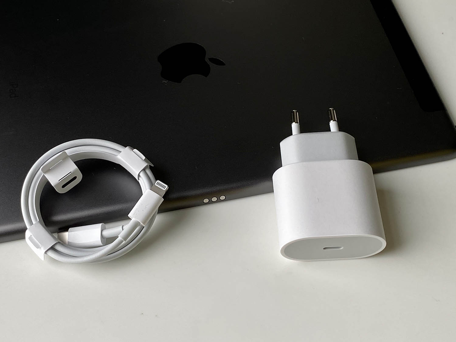 iPad 2020 review: 20 Watt adapter meegeleverd, altijd handig