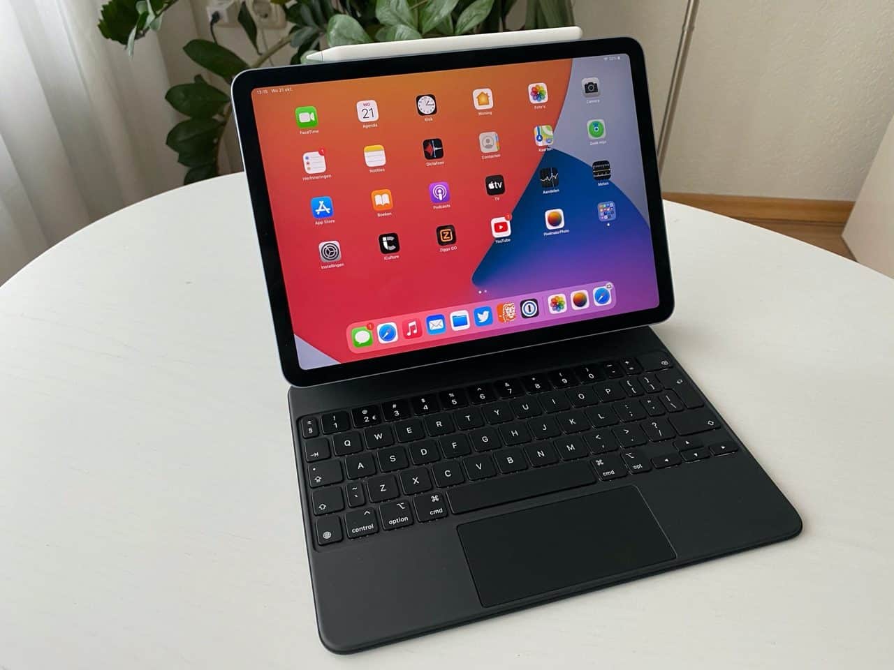 iPad Air 2020 met Magic Keyboard en Apple Pencil.