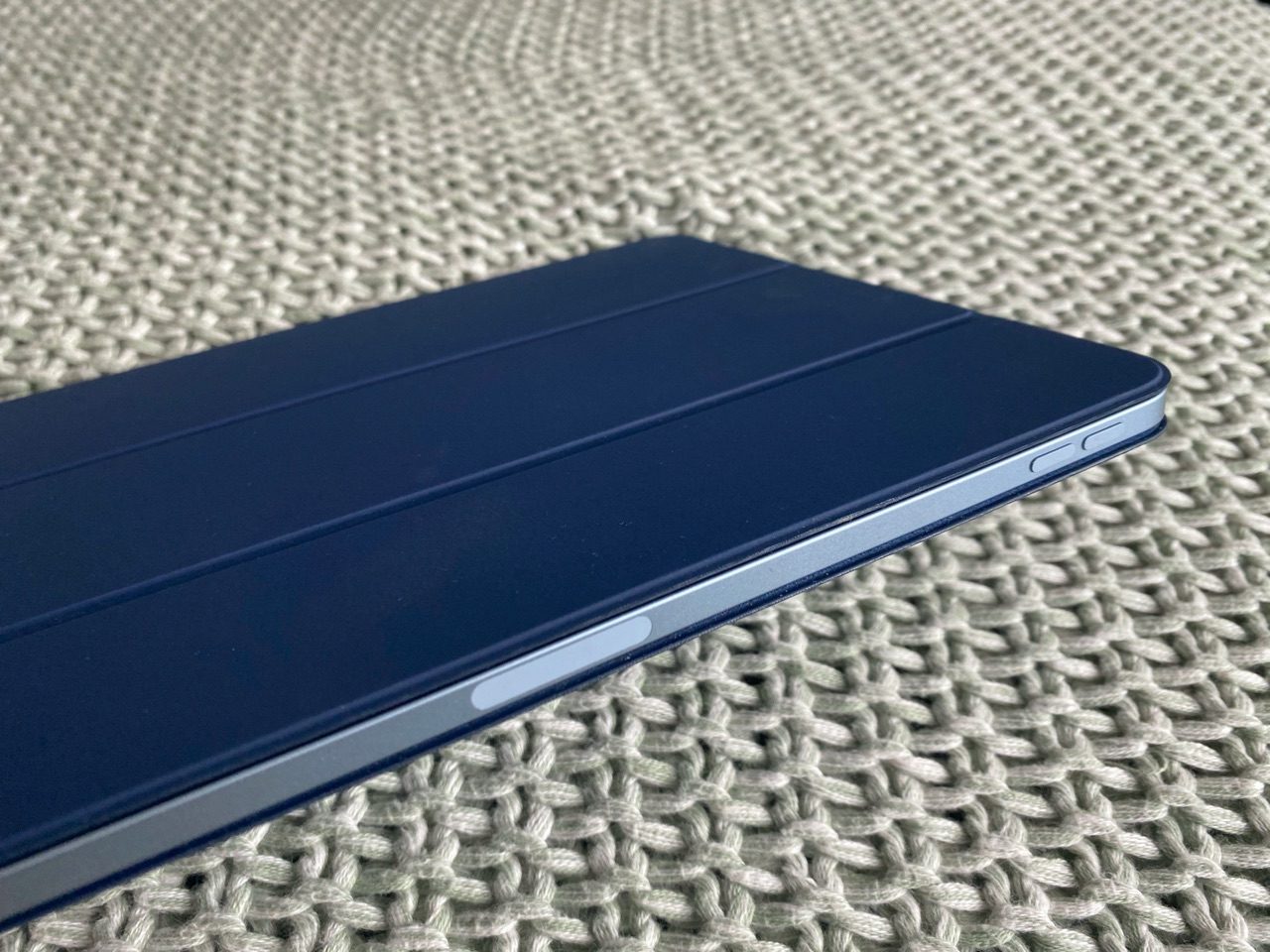 iPad Air 2020 met Smart Folio case in blauw.