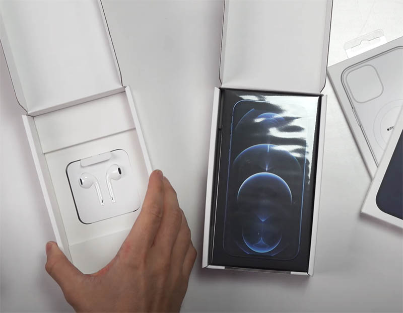 iPhone 12 met EarPods in Frankrijk