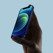 iPhone 12 mini in de hand.