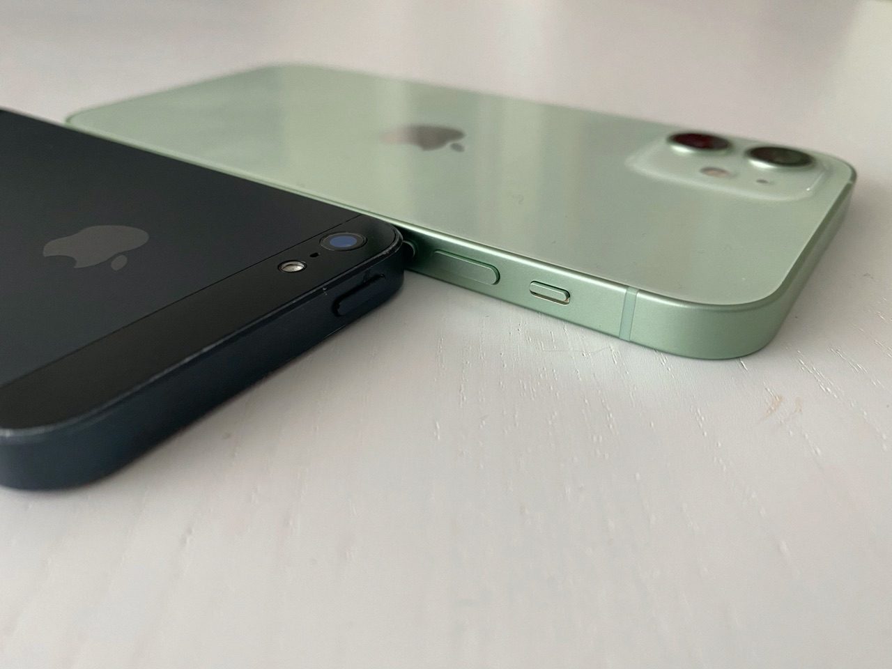 iPhone 12 review: zijkant met verschil met iPhone 5.