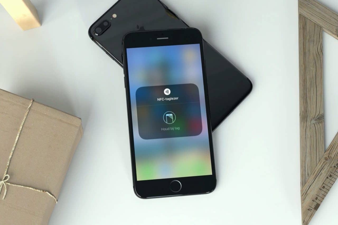 iPhone met NFC-taglezer in Bedieningspaneel.