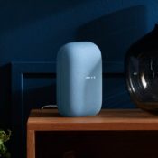 Google Nest Audio speaker in blauw