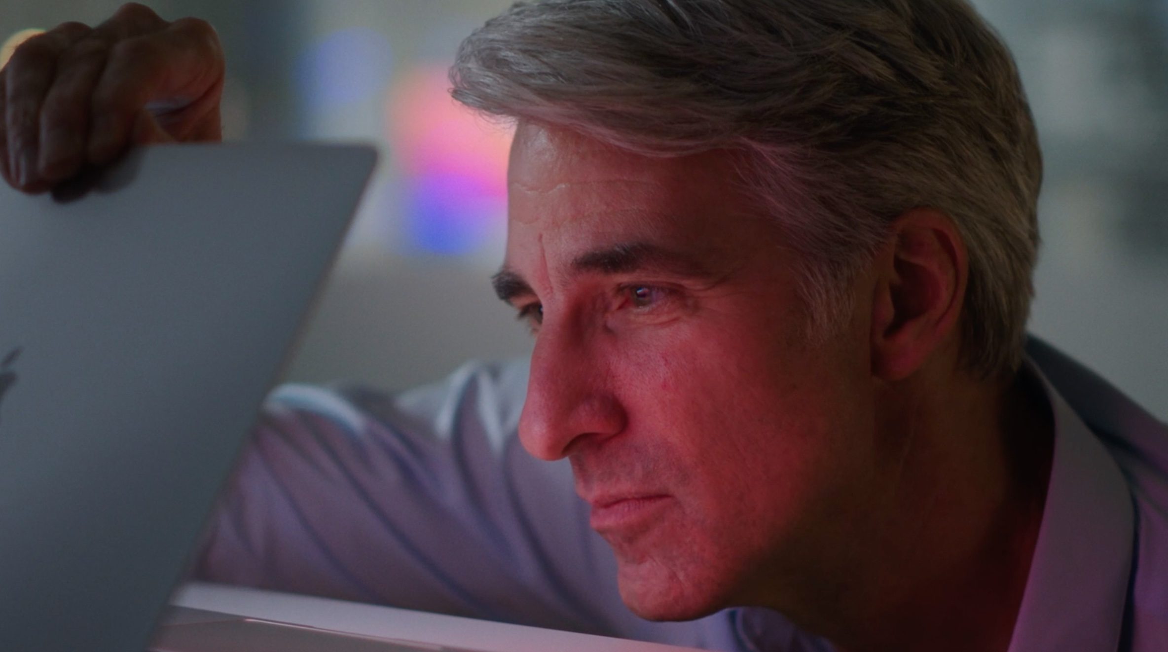 Craig Federighi met MacBook