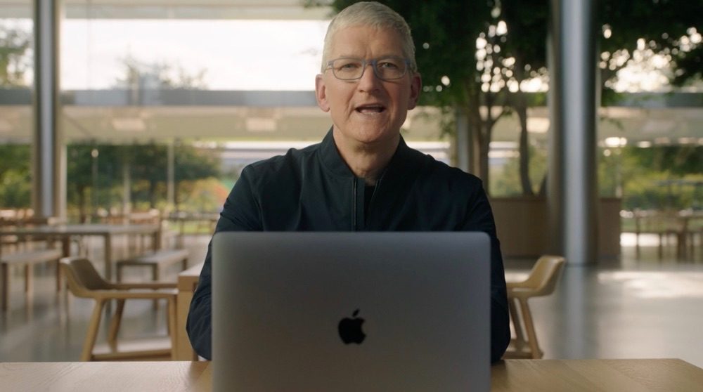 Tim Cook met M1 MacBook