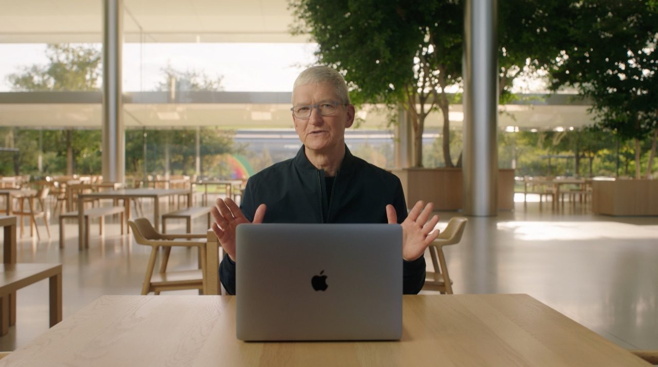 Tim Cook met MacBook in Apple Park