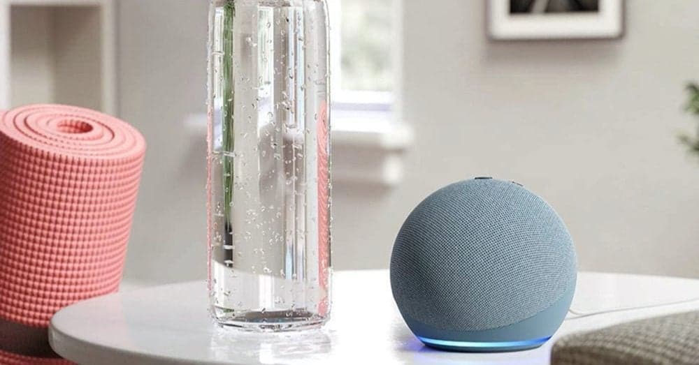 Amazon Echo Dot 2020 op tafel.