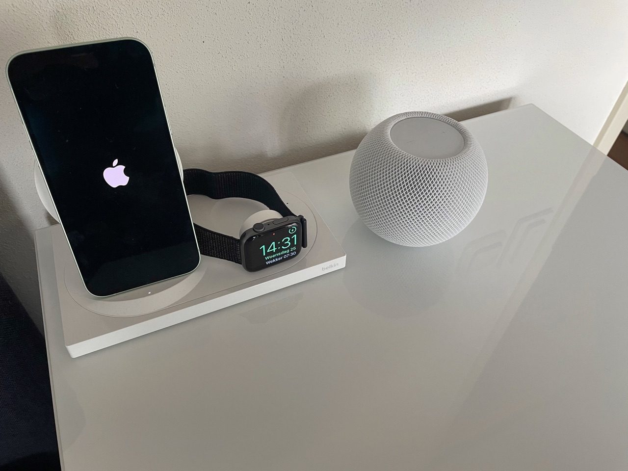 HomePod mini op nachtkastje.