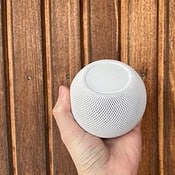 HomePod mini review: compact in de hand.