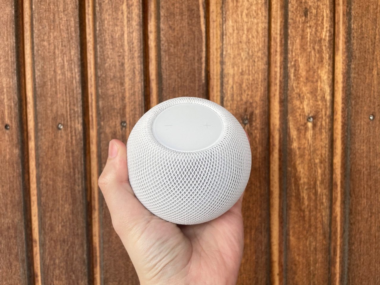 HomePod mini review: compact in de hand.