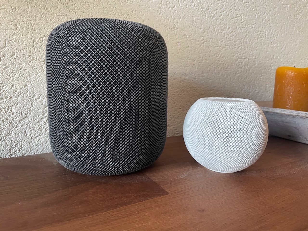 HomePod mini en gewone HomePod speakers.