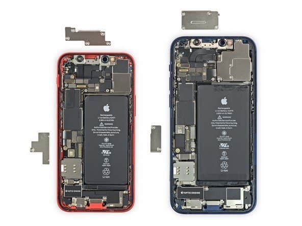 iFixit iPhone 12 mini teardown naast iPhone 12