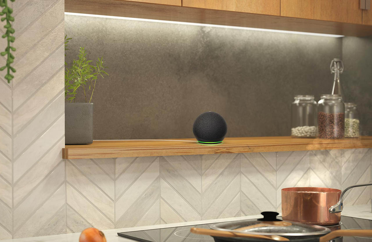 Amazon Echo Dot grijs in keuken