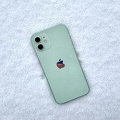 iPhone 12 in sneeuw tijdens de winter.