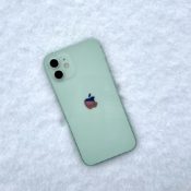 iPhone 12 in sneeuw tijdens de winter.