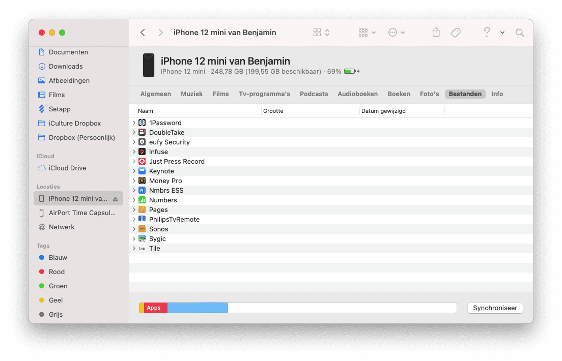 Bestanden naar iPhone synchroniseren met de Mac via de Finder.