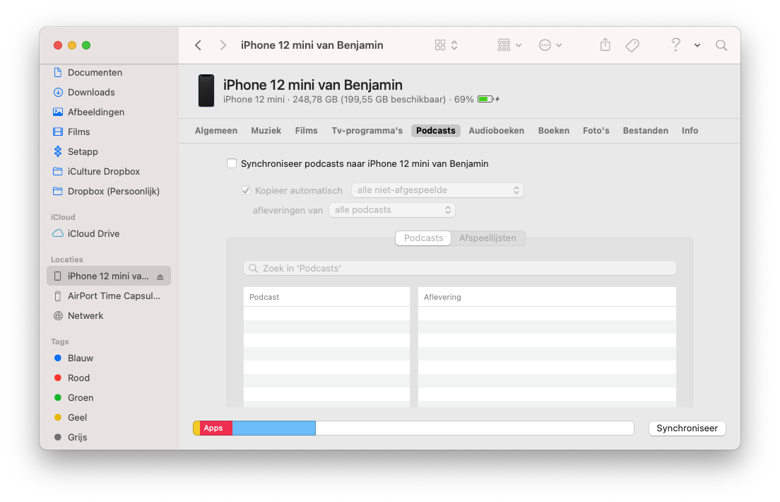 Podcasts naar iPhone synchroniseren met de Mac via de Finder.