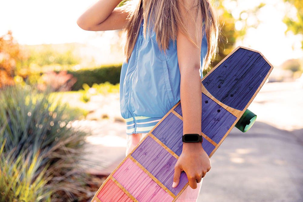 Fitbit Ace 3 kind met surfplank