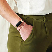Fitbit Luxe vrouw met armbandje