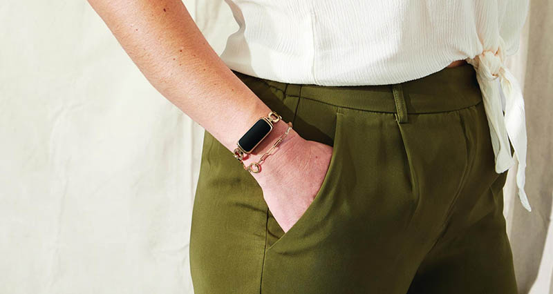 Fitbit Luxe vrouw met armbandje