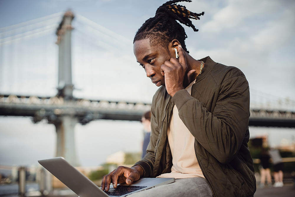 Man met AirPods