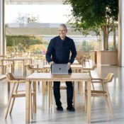 Tim Cook in Apple Park-kantine