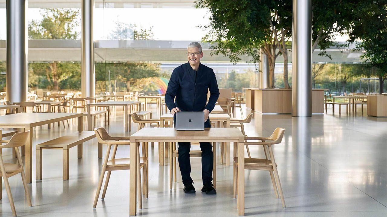 Tim Cook in Apple Park-kantine